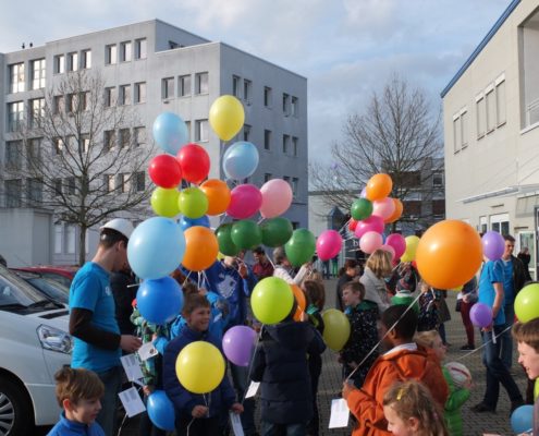 Ballonwettbewerb im Rahmen der Lego Bautage in der FeG Mannheim.